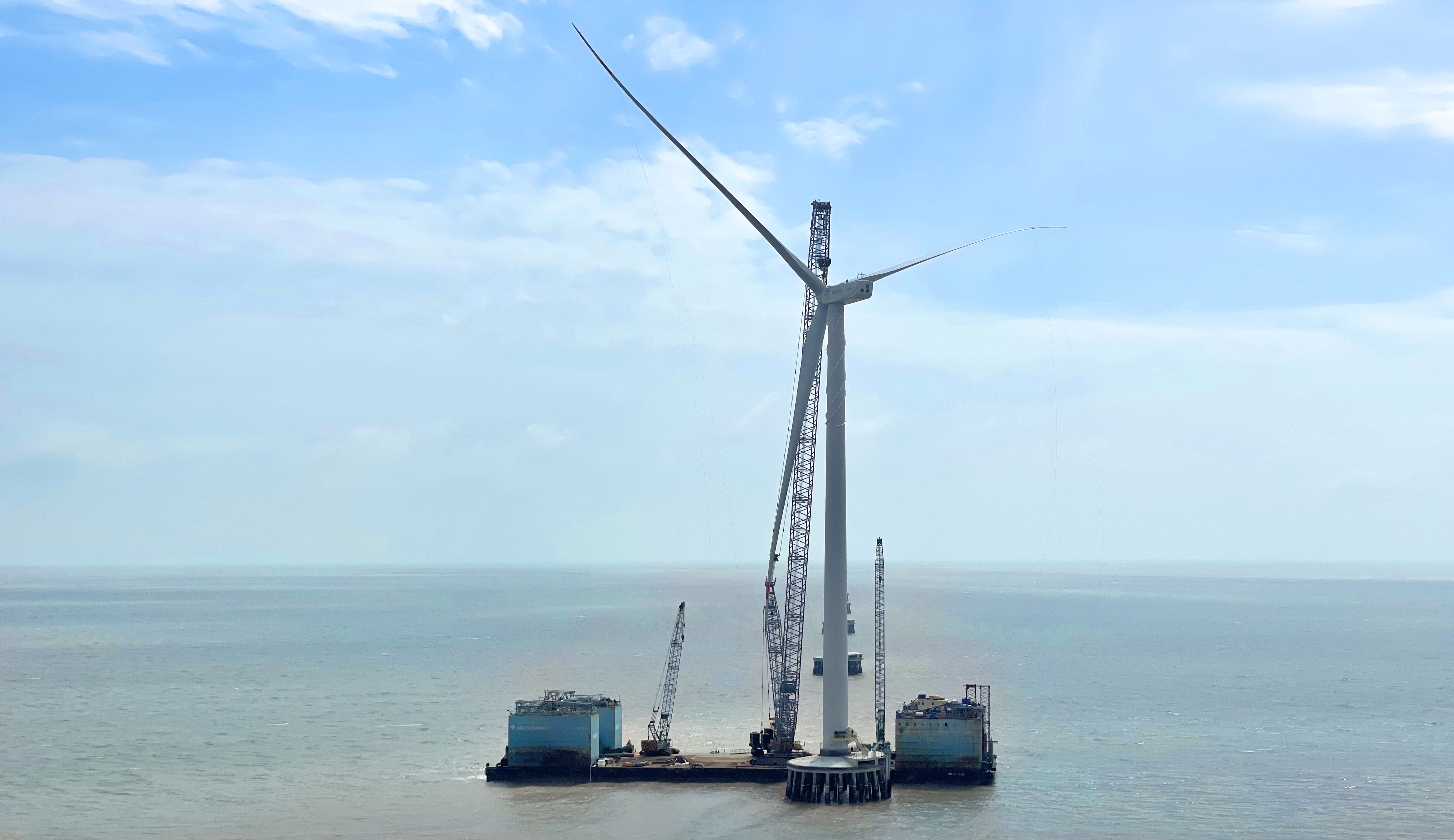 【吹响攻坚冲锋号】抖圈股份首个“双海”项目顺遂完成首台机组吊装！！！